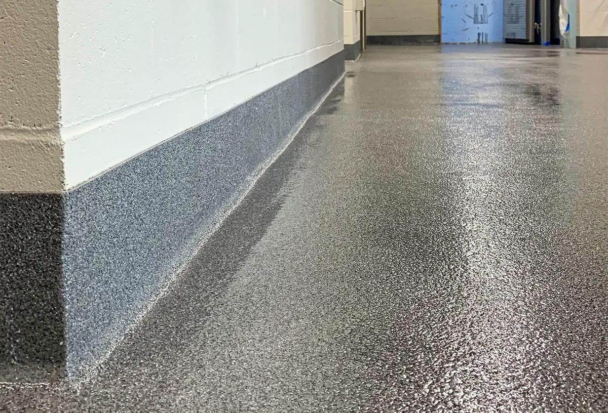 Example of a quartz broadcast system in a commercial hallway